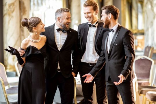 Czym jest dress code „black tie” i jaki zegarek do niego pasuje?